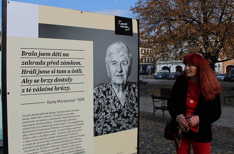 Jednu z pamětnic - Karlu Moravcovou z Lovosic zastoupila na vernisáži její dcera Stanislava Derflová (na snímku).