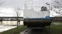 Velká voda na Litoměřicku - pátek 14. ledna 2011 - Litoměřice, úklid mola pro lodní dopravu.