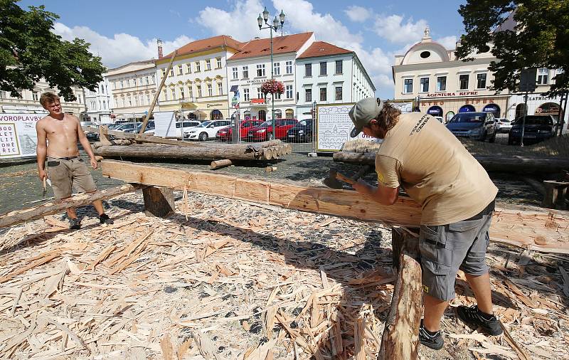 Dřevo pro Kalich opracovávají řemeslníci v Litoměřicích pod drobnohledem.