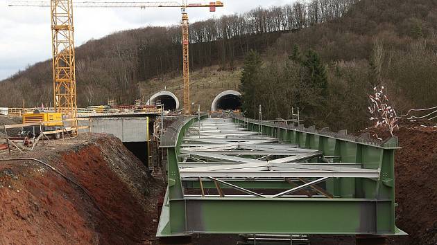 Pohled na nosnou konstrukci mostu mezi tunely