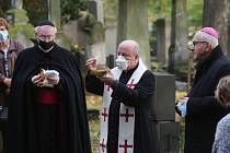 Litoměřický biskup Jan Baxant sloužil u hlavního kříže litoměřického hřbitova mši za zemřelé