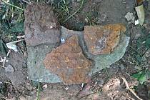 Střepy nalezené v zaniklém mlýně na střelný prach v Konojedech na Úštěcku jsou pozůstatky kamnovce.