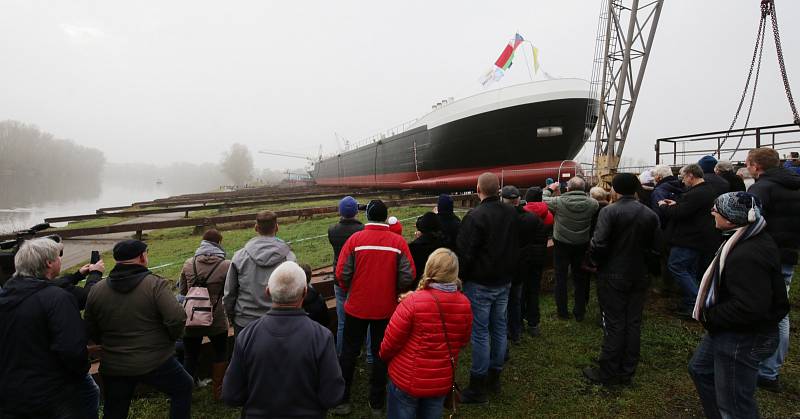 V loděnici Bárkmet ve Lhotce nad Labem spustili na vodu 86 metrů dlouhý tanker na jedlé oleje