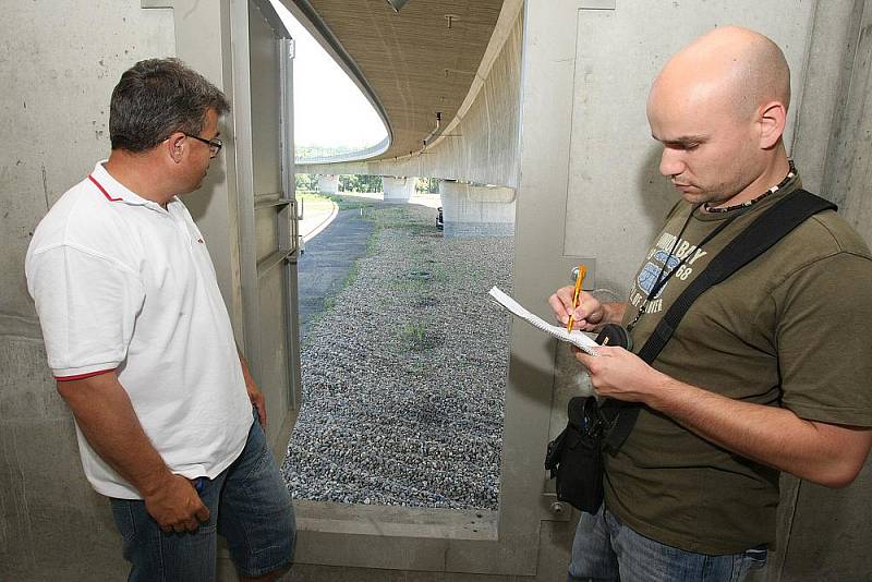 Redaktoři Litoměřického Deníku navštívili v rámci seriálu Vstup Deníku povolen útroby nově vybudovaného Mostu gen. Chábery.