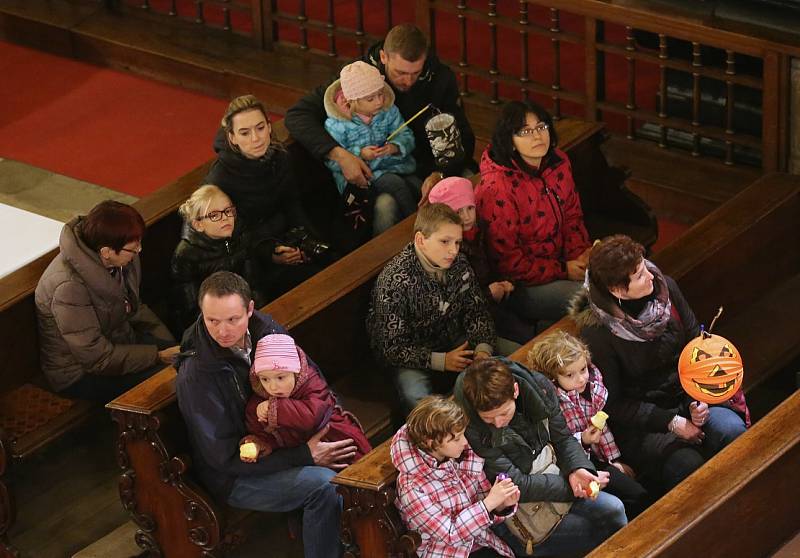 Již popáté se ve středu 11. listopadu večer vydal lampionový průvod z Knihovny K. H. Máchy na Mírovém náměstí v Litoměřicích po stopách bělouše ke katedrále sv. Štěpána.