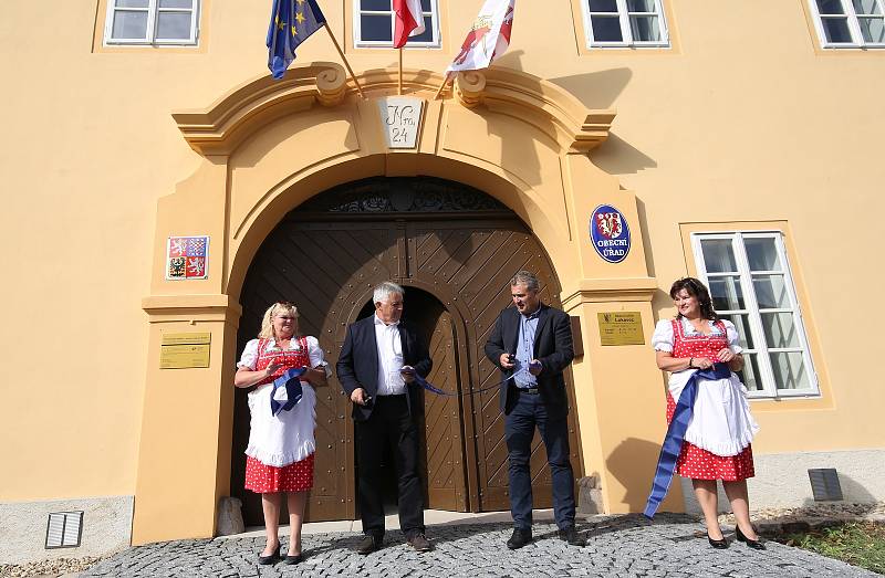 V Lukavci slavnostně otevřeli zrekonstruovaný zámek, který patří obci. Jsou zde byty a obecní úřad.