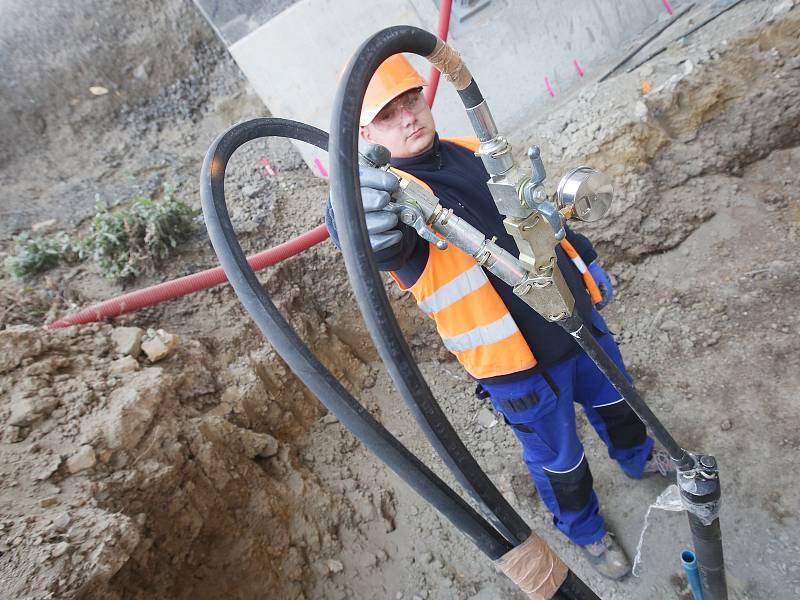 Nestabilní území pod mosty na D8 zpevňují dělníci pryskyřicí