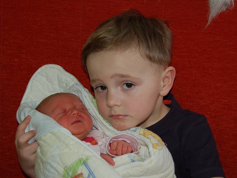   Kateřině Andrlové a Miroslavu Mrkvičkovi z Podsedic se 17.3. v 18 hodin narodila v Litoměřicích dcera Nela Mrkvičková (50 cm, 3,1 kg). Na snímku  s bratrem Štěpánem.