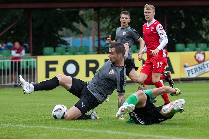 Brozany (černé dresy) prohrály na hřišti pardubické rezervy 1:2.