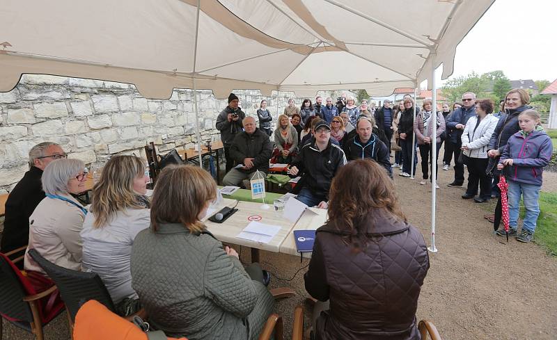 Papírové sochy stálých klientů byly rozmístěny v různých částech města.