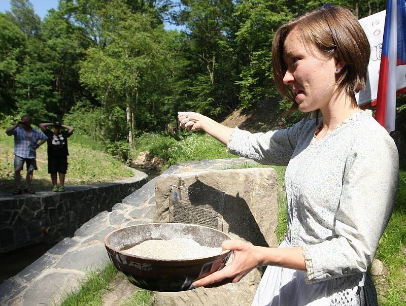 Zchátralý mlýn dali nejprve do pořádku. Po pěti letech prací na něm o víkendu zaklapalo i mlýnské kolo