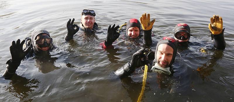 Potápěči zamykali a uklízeli jezero v Píšťanech