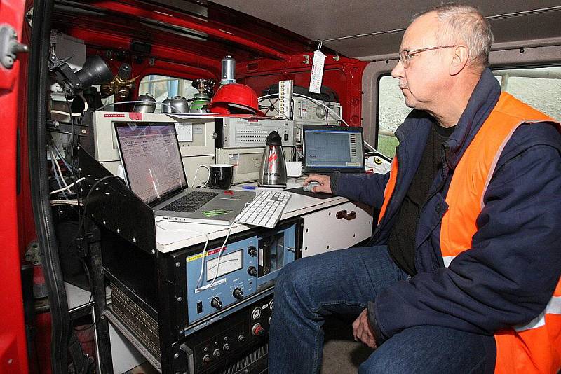 Čížkovická cementárna - zahájení spalovací zkoušky spoluspalování materiálu Geobal (ostravské kaly). Akce je spojená s měřením emisí akreditovanou laboratoří.