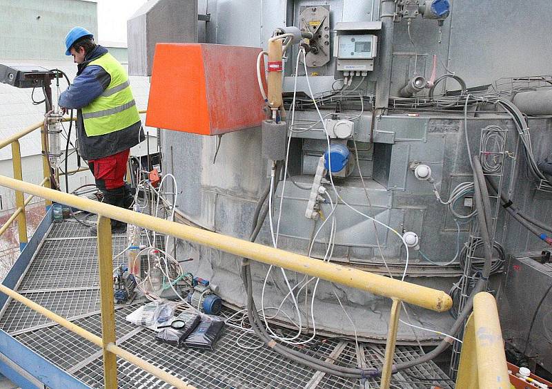 Čížkovická cementárna - zahájení spalovací zkoušky spoluspalování materiálu Geobal (ostravské kaly). Akce je spojená s měřením emisí akreditovanou laboratoří.