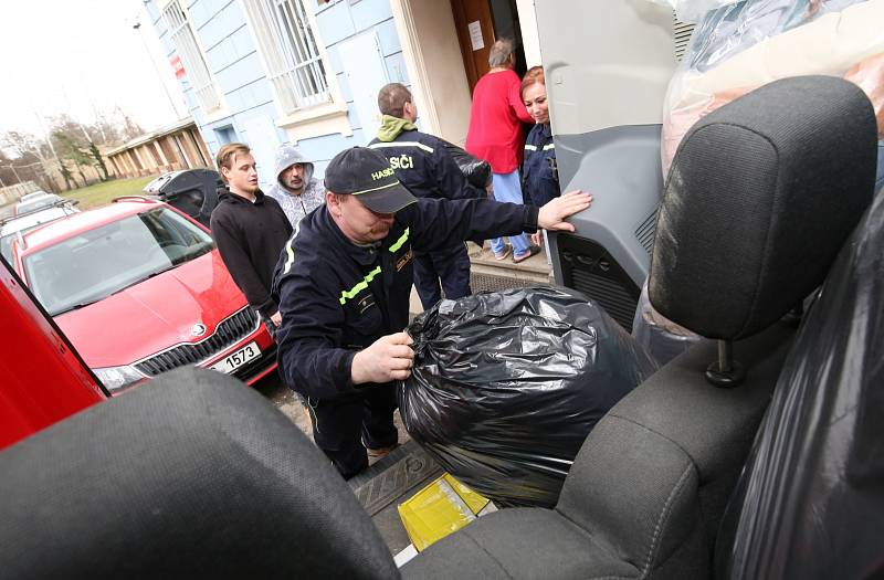 Dobrovolní hasiči z Lovečkovic uspořádali sbírku ošacení a drobných věcí pro azylový dům Diakonie v Litoměřicích