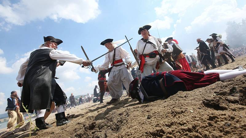 Piráti dobývají jezero Chmelař