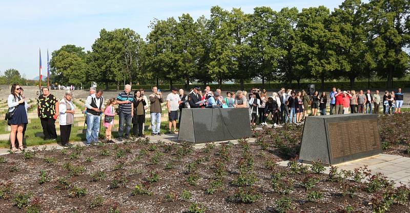 Noví příslušníci Hasičského záchranného sboru Ústeckého kraje slavnostně složili služební slib na Národním hřbitově v areálu Památníku Terezín