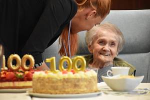 Marta Slavíková ze Zahořan na Litoměřicku oslavila 100. narozeniny v domově důchodců v Libochovicích. Gratuloval jí hejtman Jan Schiller a Jindřich Vinkler, ředitel Centra sociální pomoci, pod který domov spadá.