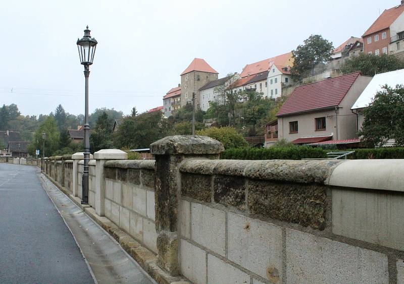 Opravená opěrná zeď v úštěcké Údolní ulici.
