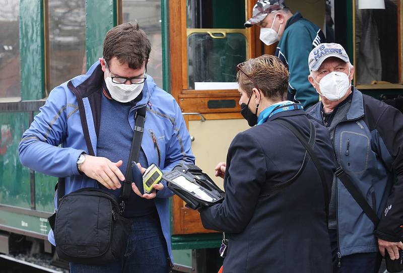 Na švestkové dráze se opět proháněla pára. Parní lokomotiva ventilovka se proháněla po švestkovce poprvé. Stovky obdivovatelů, ale i turistů využilo příjemného počasí a projeli se z Litoměřic až do Mostu a zpět mimořádným vlakem.