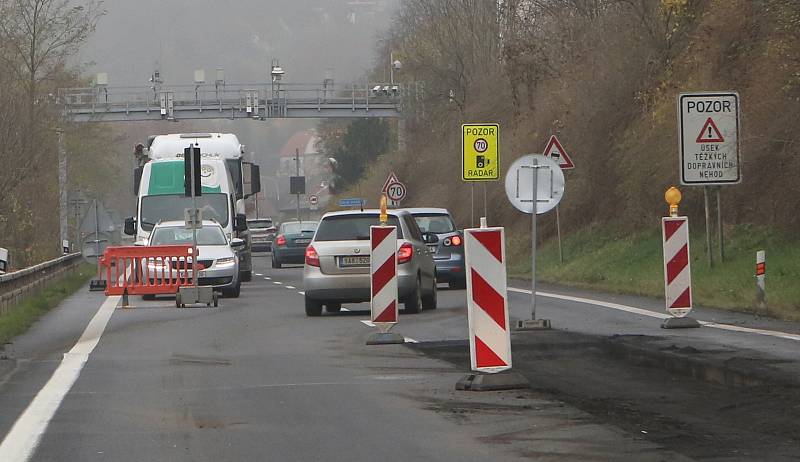 Silnice 1/30 z Lovosic do Ústí nad Labem se nyní opravuje.