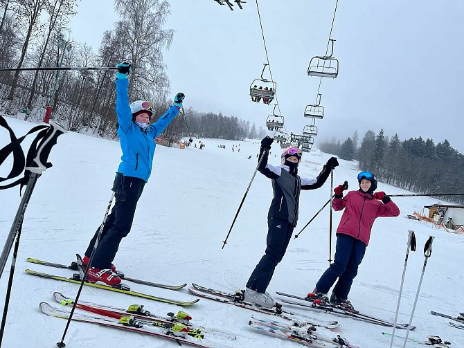 Studenti lovosického gymnázia vyrazili na lyžařský výcvik do Benecka v Krkonoších.