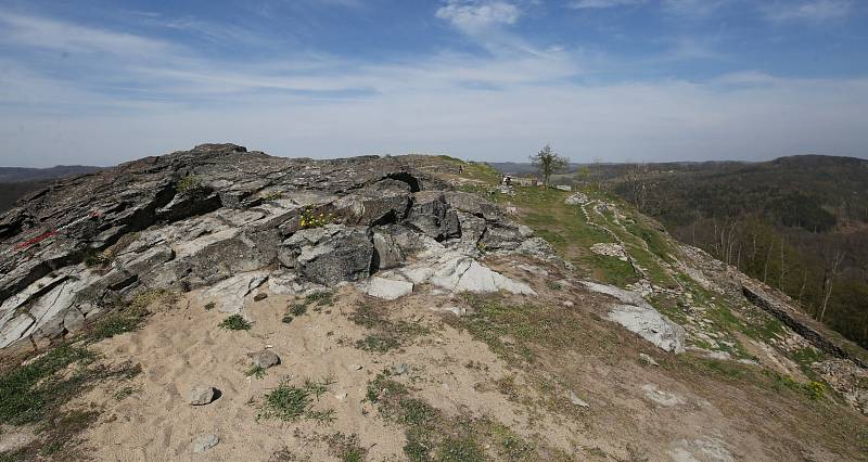 Zřícenina středověkého hradu Kalich u Třebušína na Litoměřicku