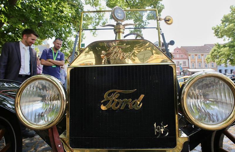 Severem Čech se prohnala historická vozidla v rámci závodu Oldtimer Bohemia rally. Jedna ze zastávek byla v Litoměřice.