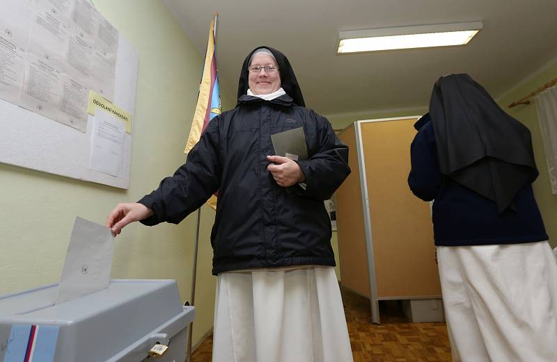 Sedm Sester premonstrátek z Doksanského kláštera na Litoměřicku šlo v pátek v podvečer hodit své hlasy do volební urny kandidátům do parlamentních voleb.