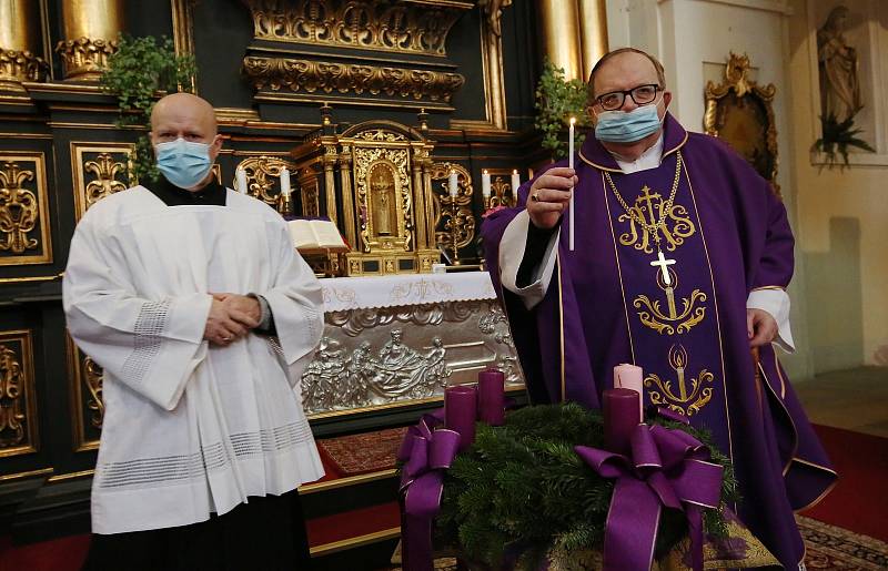 Mše svatá v litoměřické katedrále sv. Štěpána, při které byla zapálena první svíce na věnci