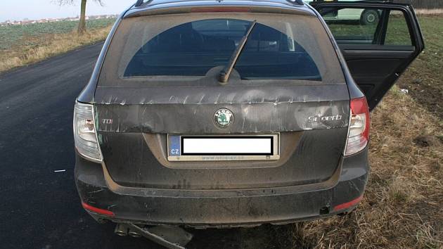 UKRADL A ZNIČIL. Černou Škodu Superb třiadvacetiletý muž ukradl z garáže rodinného domu v Roudnici nad Labem. Majitel ji neměl zabezpečenou. Policistům se auto podařilo vysledovat díky GPS.