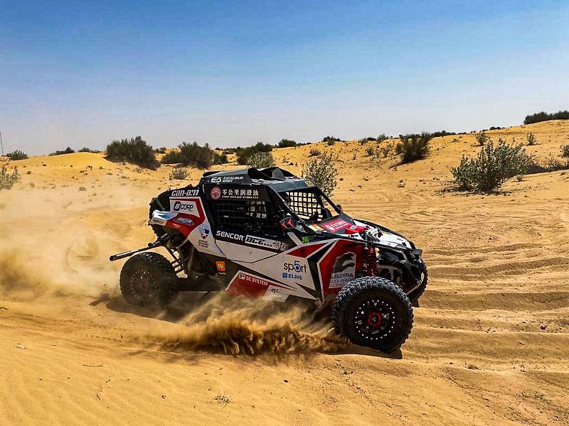 Dvojčata Kolocovy testují v dubajské poušti. Cíl mise? Dakar 2023.