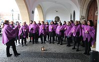 Ženský komorní sbor Cantica Bohemica zazpíval na Štědrý den na litoměřickém náměstí.
