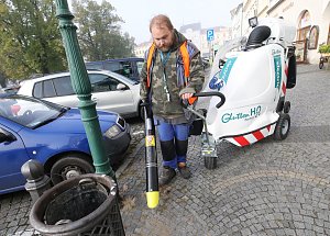 Technické služby města Litoměřice nakoupily maxi vysavač komunálního odpadu, který pohání akumulátor.