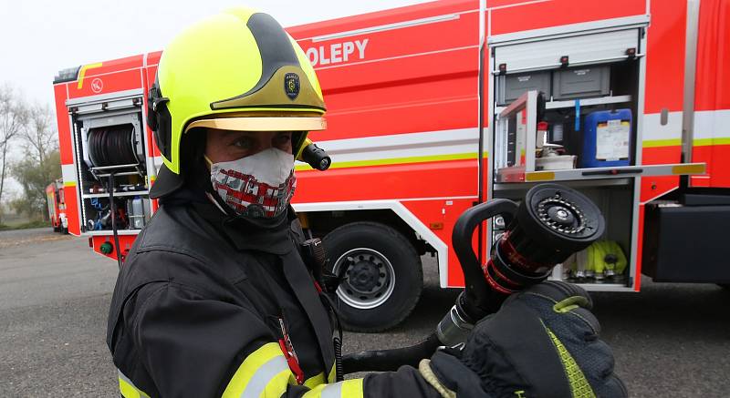 Novou cisternu pro velkoobjemové hašení, která uveze 8,5 tisíce litrů vody a 510 litrů pěny mají nově k dispozici dobrovolní hasiči z Polep.