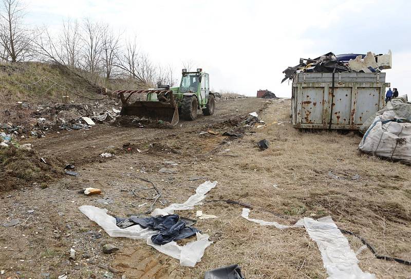 DOBROVOLNÍCI při brigádě vytřídili hlavně pneumatiky a odpad, který lze recyklovat.