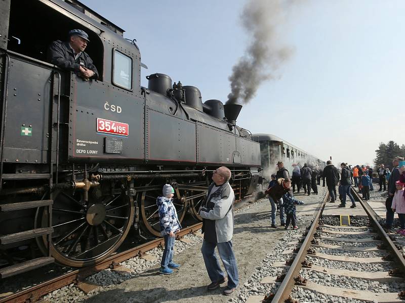 Na Velký pátek zahájila Švestková dráha provoz v nové turistické sezoně 2018. Na trať vyjel vlak tažený lokomotivou 354.195 z muzea ČD Lužná u Rakovníka přezdívanou Všudybylka.