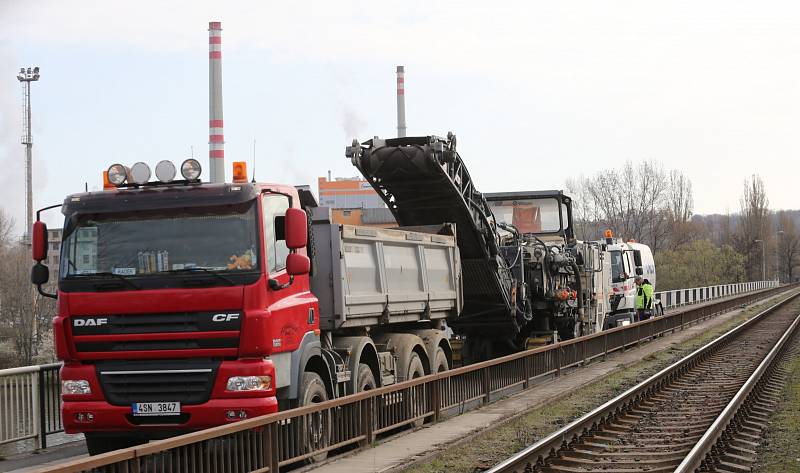 Ve Štětí 1. dubna 2019 uzavřeli most přes řeku Labe. Město nahradilo autobusy přívozem