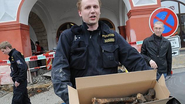 Na litoměřickém náměstí se při výkopu objevily kosterní pozůstatky.