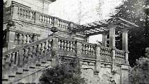 Archivní snímek z areálu doksanského zámku v červenci roku 1944.