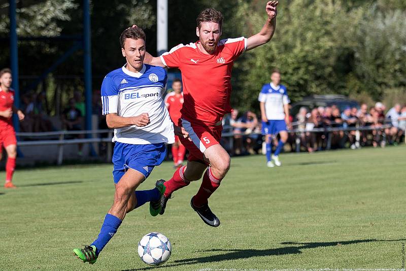 Slovan Velvary (v modrobílém) podlehl doma ve své historické premiéře v ČFL Sokolu Brozany 2:3 po penaltovém rozstřelu.