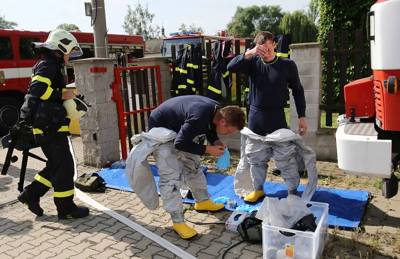 Hasiči, záchranáři a policisté cvičili v Křešicích kontakt s nakaženým smrtelnou ebolou