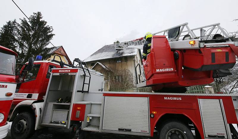 Požár opuštěného rodinného domu v Litochovicích způsobila zapálená svíčka v půdním prostoru.