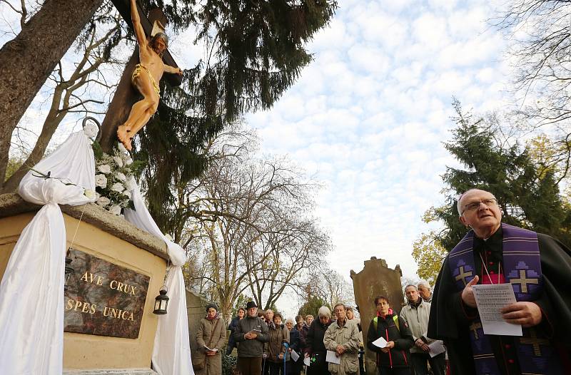 Na litoměřickém hřbitově proběhla v den Památky zesnulých pobožnost s účastí litoměřického biskupa Jana Baxanta.