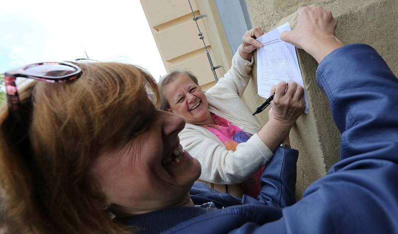 Několik stovek nespokojených občanů dorazilo ve středu 1. května k městské nemocnici. Lidé protestovali proti prodeji nemocnice.