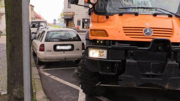 Čištění ulic v Roudnici znesnadňují bezohlední řidiči.