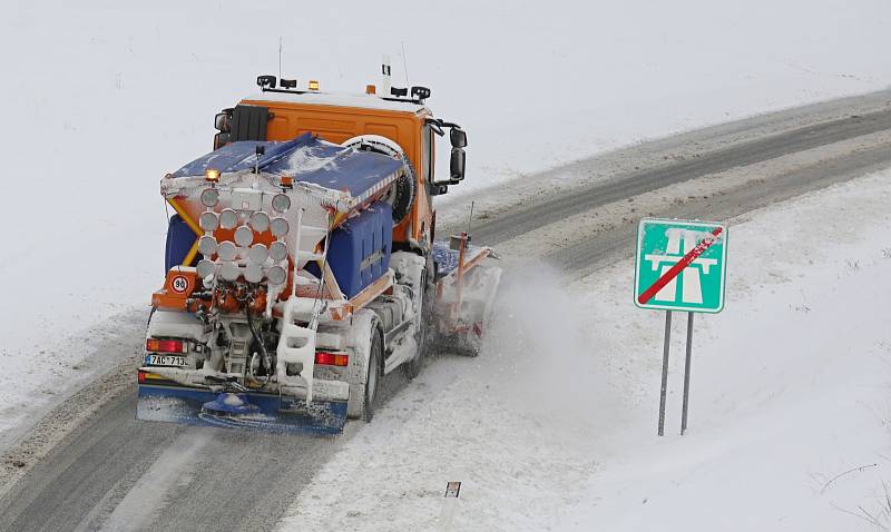 Dálnice D8 v pondělí 8. února dopoledne