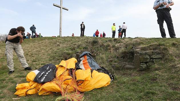 Nedělní nehoda paraglidisty.