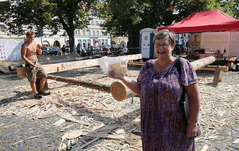 Dřevo pro Kalich opracovávají řemeslníci v Litoměřicích pod drobnohledem.