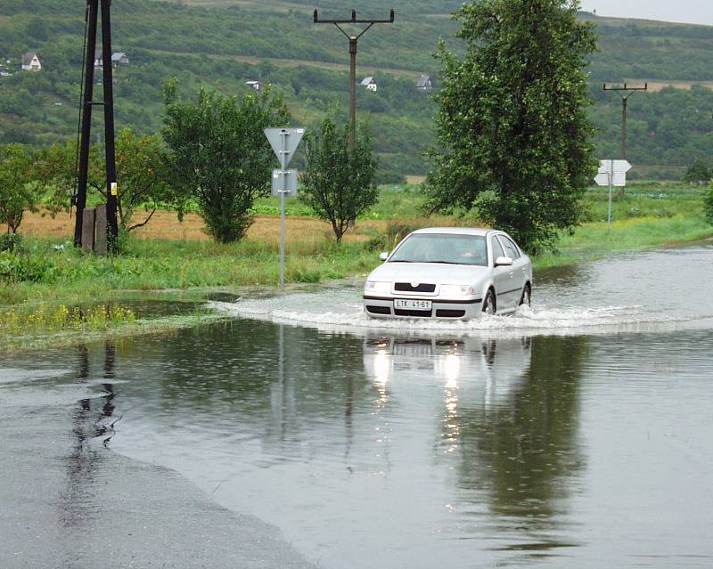 Povodeň 2002, Lovochemie se připravuje na povodeň, evakuace Křešice